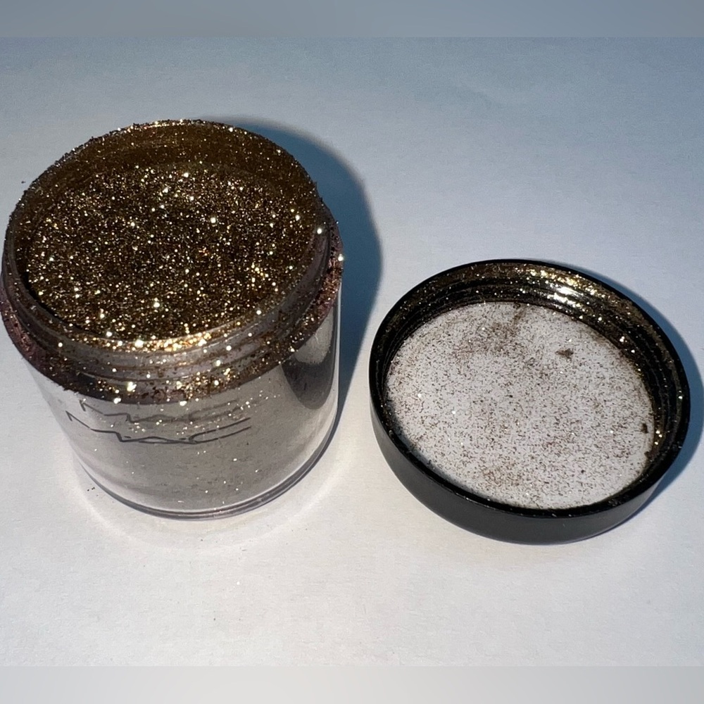 Mac Cosmetics Reflects Antique
Gold Glitter